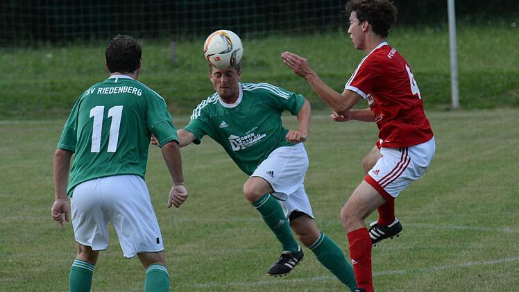Gedanklich einfach schneller: Auf unserem Bild bleibt dem Gerolzhöfer Daniel Geck nur die Zuschauerrolle beim Zusammenspiel der Riedenberger (von links) Patrick Barthelmes und Max Schultheiß. Foto: ssp