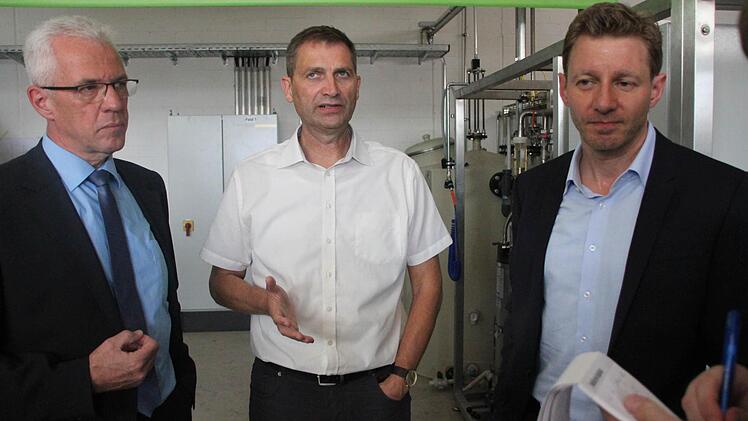 Bürgermeister Günther Werner, Norbert Zösch (Geschäftsführer der Städtischen Betriebe Haßfurt) und Nils Müller (Vorstand "Greenpeace Energy") beim Pressegespräch vor Ort (von links).