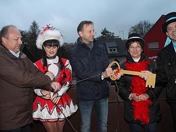 Politiker in Ketten: Die Mainleuser Bürgermeister Jürgen Karg (links) und Robert Bosch (Mitte) geben sich (von links) der Narrenschar mit Miriam Zeller, Adelheid Wich und Wolfgang Zieger geschlagen.  Fotos: J. Nützel