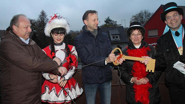 Politiker in Ketten: Die Mainleuser Bürgermeister Jürgen Karg (links) und Robert Bosch (Mitte) geben sich (von links) der Narrenschar mit Miriam Zeller, Adelheid Wich und Wolfgang Zieger geschlagen.  Fotos: J. Nützel