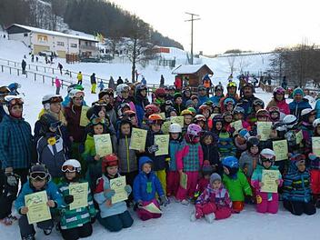 Stolz präsentieren die Kinder nach dem Kurs des Wintersportverein Oberweißenbrunn ihre Urkunden. Foto: Sebastian Schmitt-Mathea