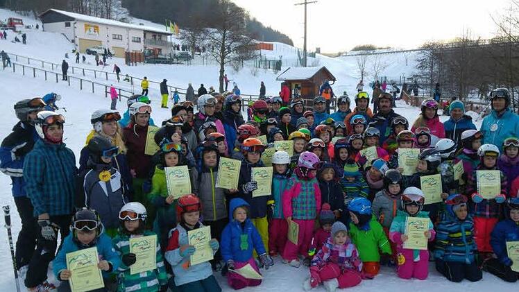Stolz präsentieren die Kinder nach dem Kurs des Wintersportverein Oberweißenbrunn ihre Urkunden. Foto: Sebastian Schmitt-Mathea