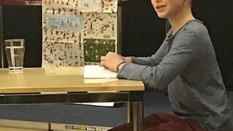 Laurenz liest aus dem Buch "Rico, Oskar und das Herzgebreche" von Andreas Steinhöfel. Foto: Annabelle Gunzelmann