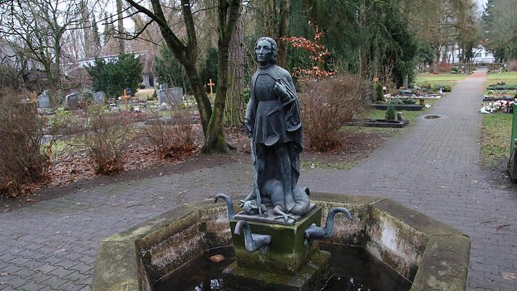 Mehrfach wurde in den letzten Wochen ein Grab auf einem Forchheimer Friedhof verwüstet. Die Polizei sucht nun nach Hinweisen. Das Grab befindet sich in der Nähe dieses Brunnens. Foto: Josef Hofbauer