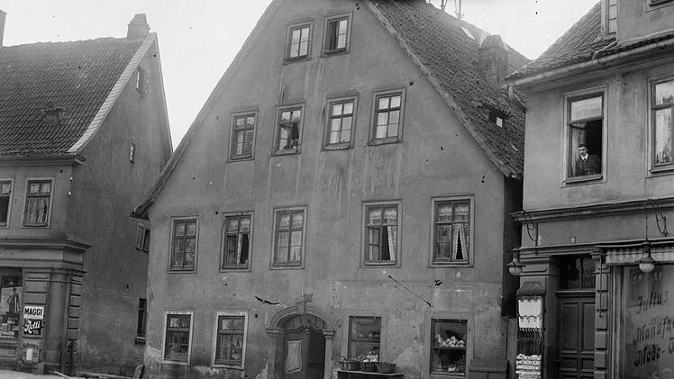 Das Haus Heiligkreuzstraße 7 (Mitte) wurde 1914/15 abgerissen. Haus Nummer 9, rechts daneben, wurde in den Neubau integriert.  Repro: Gerhard Eckerlein
