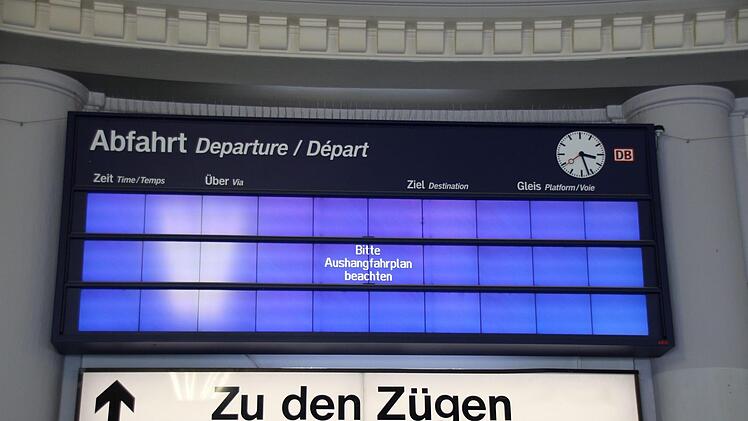 Veraltete Technik: Die Anzeigentafel in der Coburger Bahnhofshalle funktioniert seit Wochen nicht. Foto: Simone Bastian