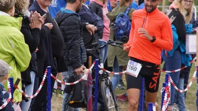 Nach gerade einmal 33 Minuten und 26 Sekunden lief Felix Mayerh&ouml;fer von der DJK Dasswang ins Ziel ein und gewann &uuml;berlegen auf der F&uuml;nf-Runden-Distanz. Foto: Mario Deller