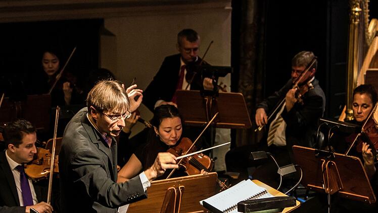 Klangvolle Erstaufführung: Als sinfonisches Märchen mit der Musik von Roland Fister zog "Alice im Wunderland" beim Kinderkonzert im Landestheater in Bann. Den Part des Sprechers übernahm Frederik Leberle.Foto: Jochen Berger