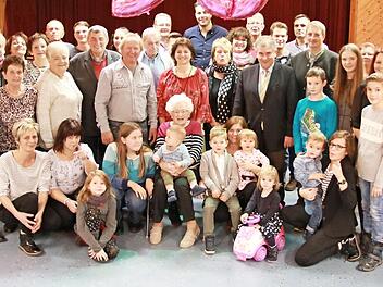 Nach wie vor das Zentrum ihrer Großfamilie ist Else Pittroff (Mitte, mitUrurenkel), die in Reichenbach ihren 90. Geburtstag feierte. Foto: Klaschka