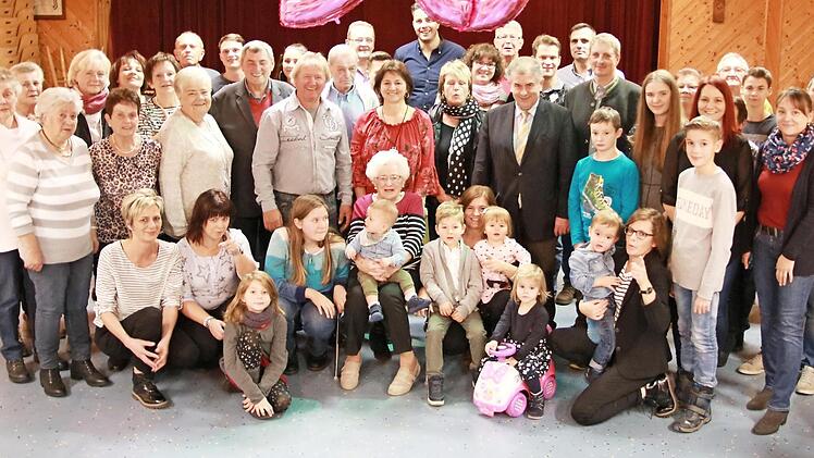 Nach wie vor das Zentrum ihrer Großfamilie ist Else Pittroff (Mitte, mitUrurenkel), die in Reichenbach ihren 90. Geburtstag feierte. Foto: Klaschka