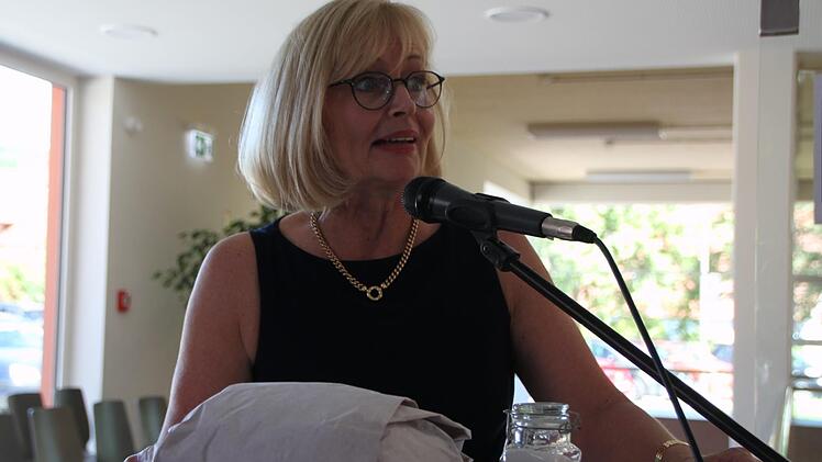Schulamtsdirektorin Cornelia Krodel schenkt Brot und Salz zur Einweihung. Foto: Ulrike Müller