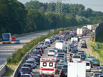 Stau, Rettungsgasse, Krankenwagen, Unfall, Verkehrsunfall, Verkehr Symbolfoto: VRD/Adobe Stock (103935564)