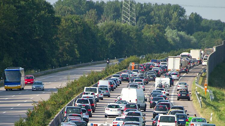 Stau, Rettungsgasse, Krankenwagen, Unfall, Verkehrsunfall, Verkehr Symbolfoto: VRD/Adobe Stock (103935564)