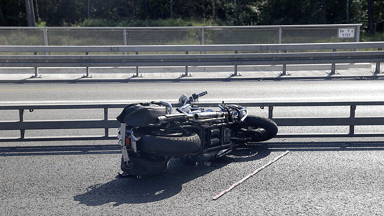 T&ouml;dlicher Motorradunfall auf der A73 bei N&uuml;rnberg:  Ein 63-j&auml;hriger Biker, der ohne Helm, auf die Autobahn fuhr, st&uuml;rzte nach einem Zusammensto&szlig; mit einem Lkw schwer und erlitt t&ouml;dliche Verletzungen.
