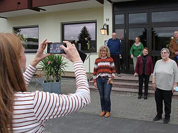 Melanie Abel (links) von der Stadt-Verwaltung fotografiert die beiden neuen Sprecherinnen des Senioren- und Behindertenbeirats, Bianca Volkert (erste Reihe, von links) und Elfriede Dickert, die bisherige Sprecherin Anni Misch (dahinter) sowie die ausgeschiedenen Mitglieder (hinten, von links) Winfried Benner, Cilli Ziegler und Norbert Knobel. Foto: Ralf Ruppert