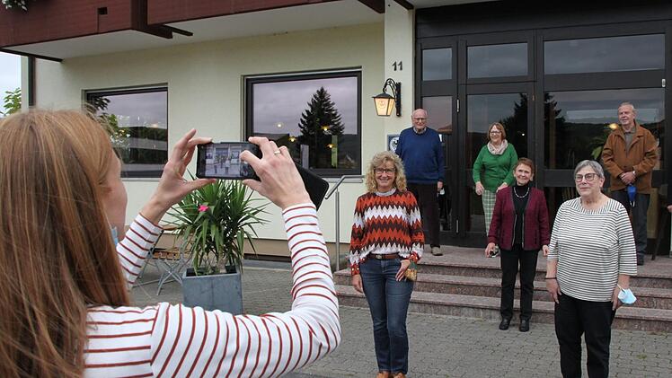 Melanie Abel (links) von der Stadt-Verwaltung fotografiert die beiden neuen Sprecherinnen des Senioren- und Behindertenbeirats, Bianca Volkert (erste Reihe, von links) und Elfriede Dickert, die bisherige Sprecherin Anni Misch (dahinter) sowie die ausgeschiedenen Mitglieder (hinten, von links) Winfried Benner, Cilli Ziegler und Norbert Knobel. Foto: Ralf Ruppert
