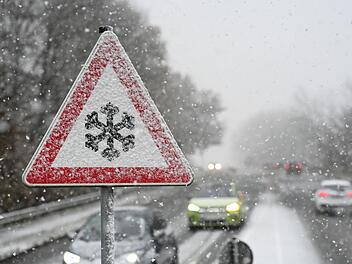 Schnee auf der A7 - Autofahrer nach Glätte-Unfall verletzt
