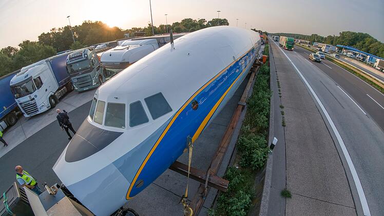 Historisches Flugzeug auf der Autobahn