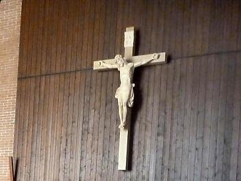 Das neue Kruzifix in der Stralsbacher Bergkirche St. Oswald wird am Sonntag von Gemeindereferentin Corinna Zipprich gesegnet. Die Songgruppe "Nur Mut" hat sich sehr für dieses Kreuz eingesetzt.Foto: Wolfgang Kretschmer