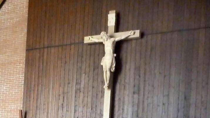 Das neue Kruzifix in der Stralsbacher Bergkirche St. Oswald wird am Sonntag von Gemeindereferentin Corinna Zipprich gesegnet. Die Songgruppe "Nur Mut" hat sich sehr für dieses Kreuz eingesetzt.Foto: Wolfgang Kretschmer
