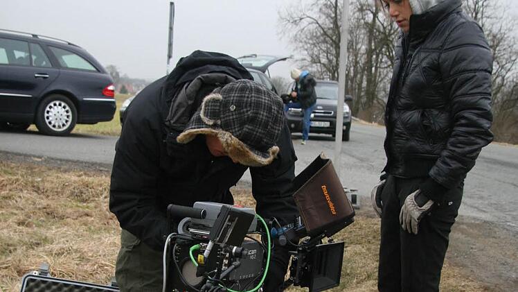 Ludwig Lehner mit der High-Speed-Kamera. Redakteurin Viktoria Jipp überwacht die Aufnahmen.