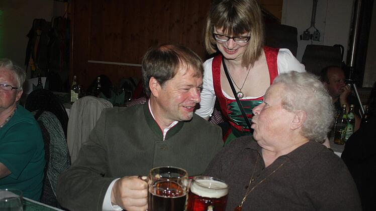 Die beiden Geschäftsführer Anette Höfner und Christian Höfner stoßen mit der 89-jährigen Hilde Gesslein an, die ihr halbes Leben bei der Weißenbrunner verbrachte.