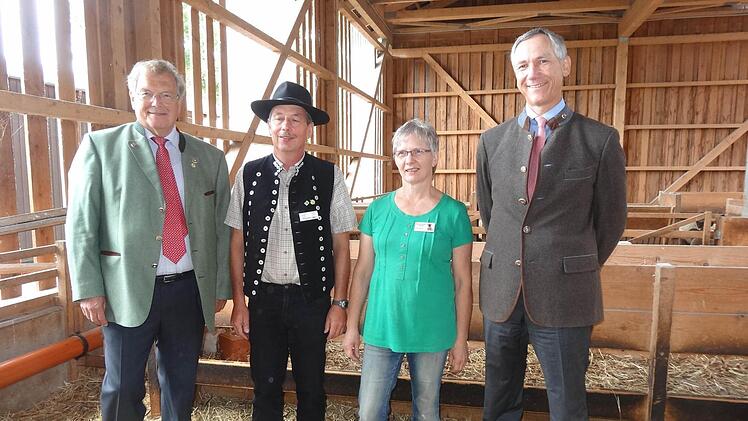 Glückwünsche für 30 erfolgreiche Jahre Rhönschafprojekt gab es von Hubert Weigert (links) für Josef und Zita Kolb und vom Amtschef des Bayerischen Umweltministeriums, Christian Barth (rechts).  Foto: Marion Eckert