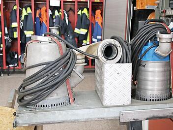 Tauchpumpen, die in einem Fahrzeug der Feuerwehr Sand verladen sind: Damit werden am häufigsten Keller leer gepumpt.  Fotos: Ronald Heck