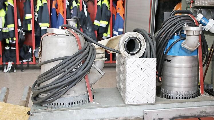 Tauchpumpen, die in einem Fahrzeug der Feuerwehr Sand verladen sind: Damit werden am häufigsten Keller leer gepumpt.  Fotos: Ronald Heck