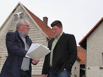 Ideen für den Altort: Allianzmanager Uwe Schmidt (links) und der Gerodaer Bürgermeister Alexander Schneider an der B 286 in Platz. Foto: Ulrike Müller