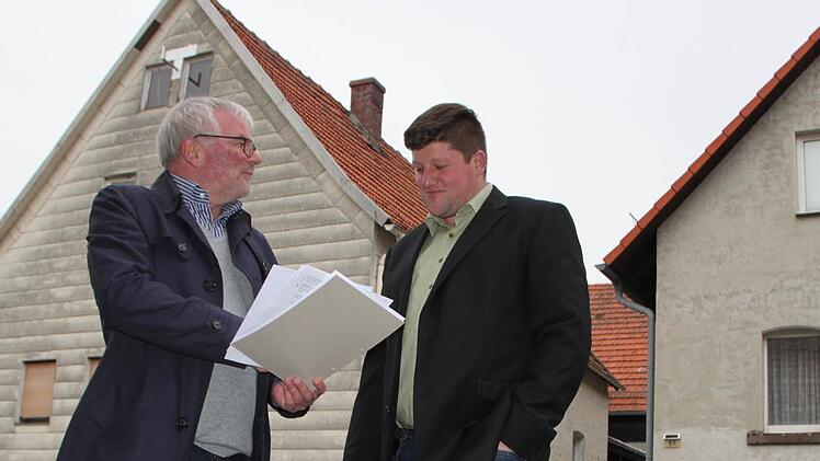 Ideen für den Altort: Allianzmanager Uwe Schmidt (links) und der Gerodaer Bürgermeister Alexander Schneider an der B 286 in Platz. Foto: Ulrike Müller