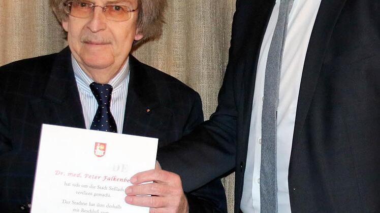 Mit der silbernen Ehrenmedaille der Stadt Seßlach zeichnete Bürgermeister Martin Mittag (rechts) den langjährigen Seßlacher Hausarzt Dr. Peter Falkenberg aus. Foto: Bettina Knauth