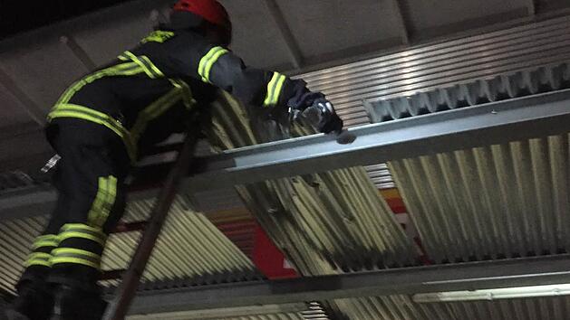 Das besch&auml;digte Wellblechdach eines Discounters in der Bamberger Stra&szlig;e wurde aus Sicherheitsgr&uuml;nden abgetragen. Foto: Feuerwehr
