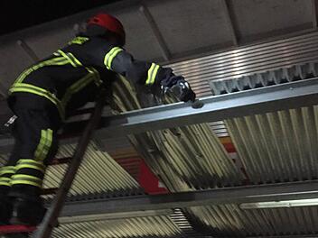 Das beschädigte Wellblechdach eines Discounters in der Bamberger Straße wurde aus Sicherheitsgründen abgetragen. Foto: Feuerwehr