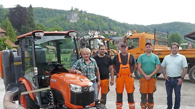 Die Wiesenttaler und ihr neuer Traktor  Foto: Paul Pöhlmann