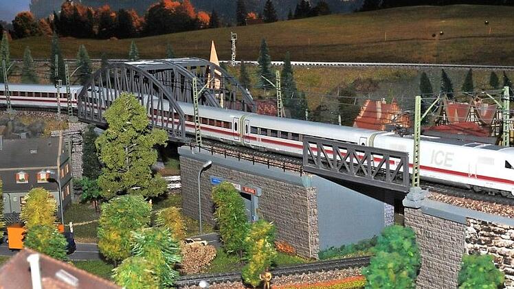 Modellbahnen stehen Ende November im Zentrum eines Flohmarktes in Tettau. Foto: Manfred Suffa