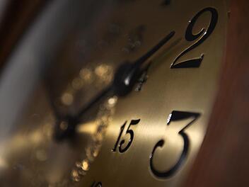 Wer hatte als erstes die Idee, die Zeit umzustellen? Und seit wann gilt sie in ganz Europa? Ein Überblick über die Geschichte der Zeitumstellung. Foto: Felix Kästle/dpa