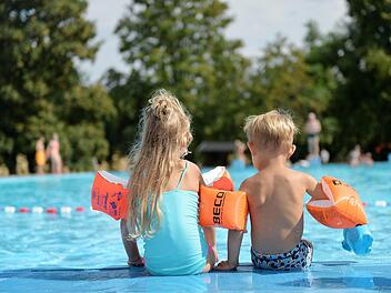 Ungl&uuml;ck im Freibad - Kinder werden zu Lebensrettern