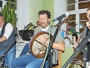 Die Band Paddy's Last Order sorgte in der Herzobar für Stimmung.  Fotos: Gabriela Ruyter