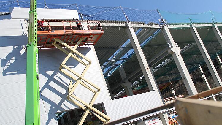 Der Rohbau steht: An der neuen Woco-Halle in der Industriestraße werden gerade Wandplatten angebracht. Foto: Teresa Hirschberg