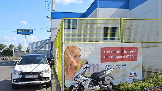 Die Werbung am Praktiker-Zaun muss wieder weg: Hier darf kein Drogeriemarkt entstehen.  Fotos: Bernhard Panzer