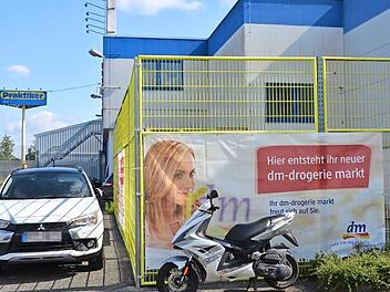 Die Werbung am Praktiker-Zaun muss wieder weg: Hier darf kein Drogeriemarkt entstehen.  Fotos: Bernhard Panzer
