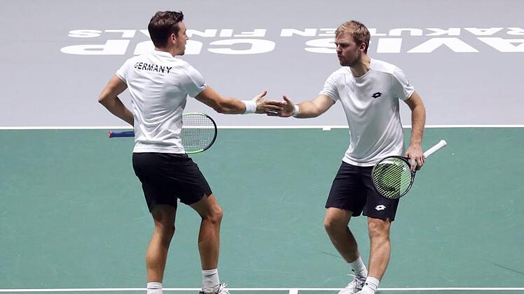 Sie spielen und jubeln in diesen Tagen in Madrid für Deutschland: Andreas Mies (links) und der 27-jährige Witzmannsberger Kevin Krawietz, die ihr Davis-Cup-Debüt feierten. Foto: Manu Fernandez/AP/dpa