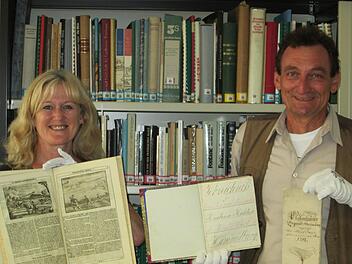 Die Archivare der Stadt Hammelburg, Elfriede Böck und Thomas Mendel, mit der "Hausvater"-Literatur, der Schulkladde von 1865 und der Jahresrechnung des Orts Pfaffenhausen aus 1781.Winfried Ehling