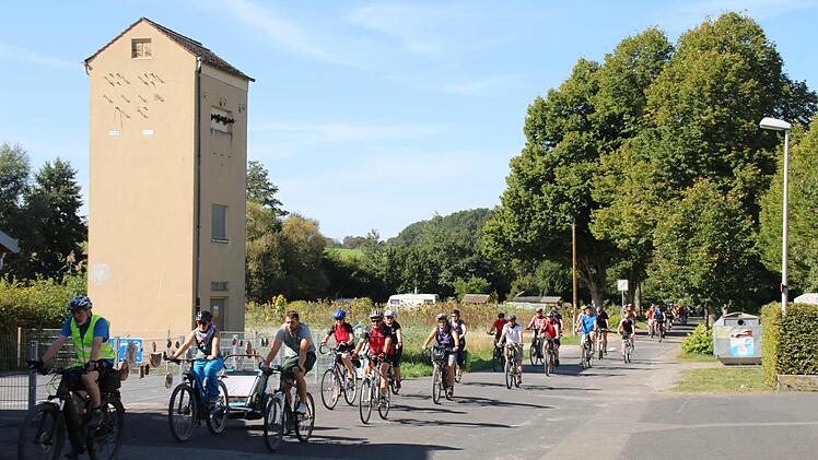 Rund 50 Teilnehmer radelten bei der Eröffnung des neuen Rad-Rundweges durch die Allianzgemeinden Oberthulba, Bad Bocklet, Nüdlingen und Burkardroth mit.Foto: Hilmar Ruppert