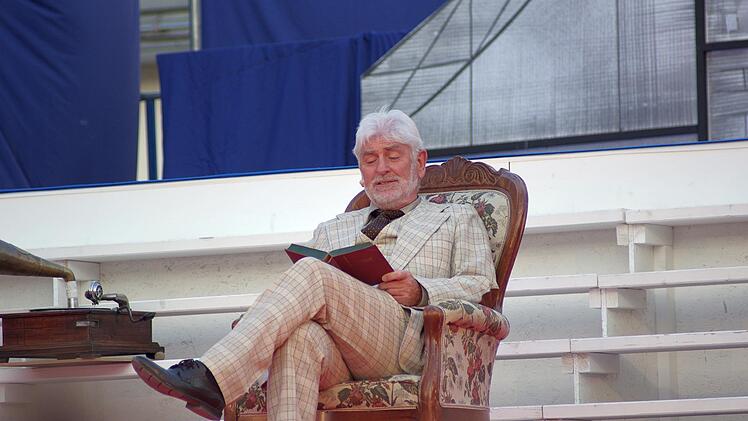 Szenen aus dem Musical "My Fair Lady" im Luitpoldbad in Bad Kissingen. Foto: Klaus Werner