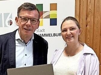 B&uuml;rgermeister Armin Warmuth mit der neuen Ortssprecherin Sabine Lilienwei&szlig;.
