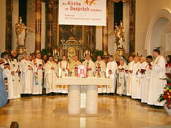 Mit einem Festgottesdienst in St. Michael wurde am Donnerstagabend das Jubiläum "50 Jahre Zweites Vatikanisches Konzil" gefeiert. Foto: Sonja Adam