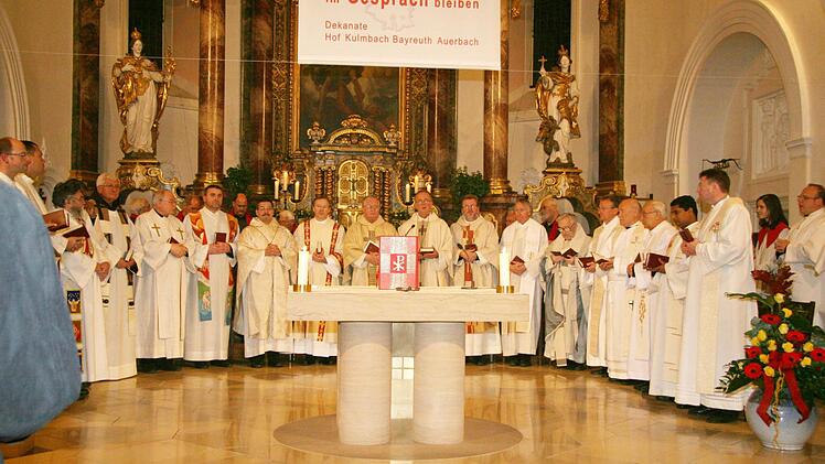 Mit einem Festgottesdienst in St. Michael wurde am Donnerstagabend das Jubiläum "50 Jahre Zweites Vatikanisches Konzil" gefeiert. Foto: Sonja Adam