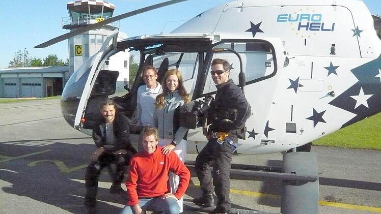 Annette Hopfenmüller und ihr Team kurz vor dem Hubschrauberflug für die Luftaufnahmen entlang des ehemaligen Grenzstreifen (von links): Kamera-Assistent Marc Gensel, Pilot, Tonmeister Markus Magerer, Annette Hopfenmüller und Kameramann Martin Rösner.  Foto: Markus Magerer